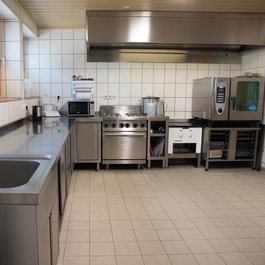 Küche mit Küchenzeile und Küchengeräten