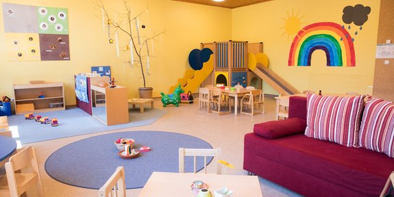 Raum der Kinderkrippe mit verschiedenen Spielbereichen