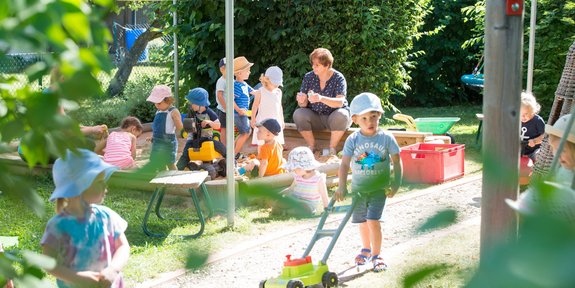 Spielende Krippenkinder im Sandkasten