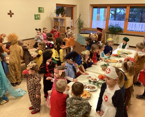 Essensbuffet bei der Faschingsfeier