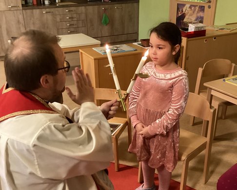 Pfarrer Fenk spendet den Blasiussegen