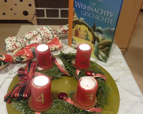 Am Adventskranz brennen alle Kerzen